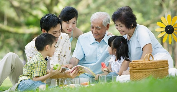 bức tranh gia đình đi picnic cuối tuấn