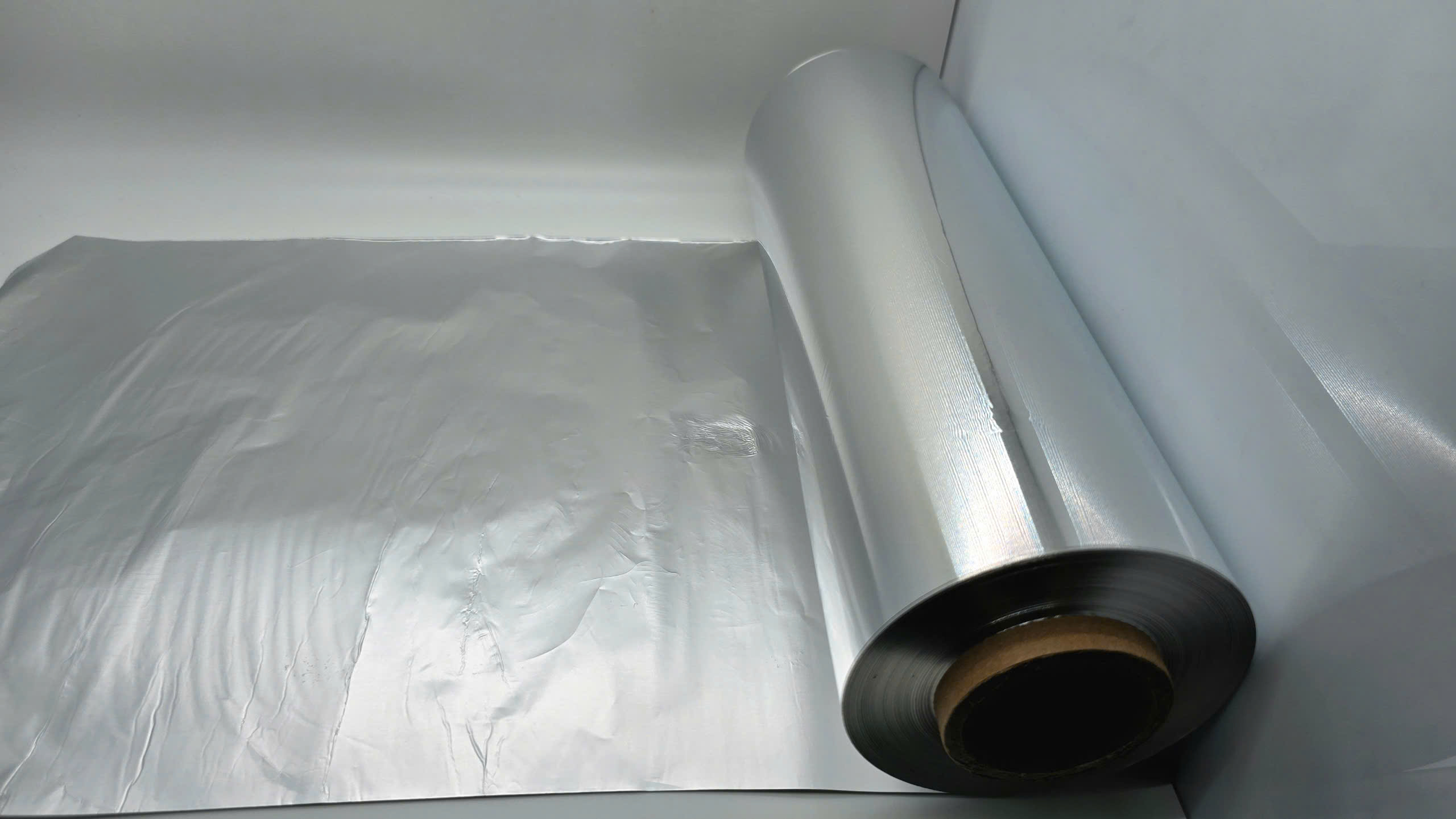 Cuộn giấy bạc gói thực phẩm – Người bạn đồng hành không thể thiếu trong mọi gian bếp.